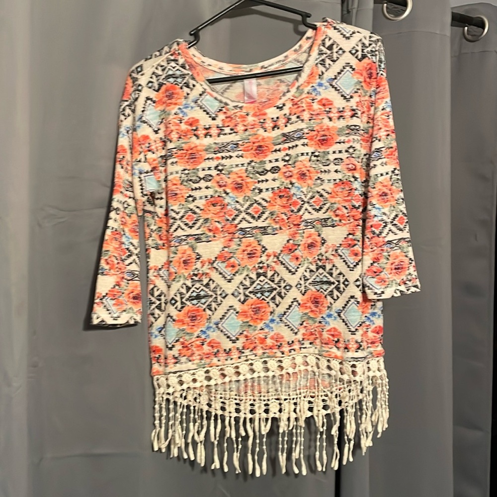 Quarter sleeve sweater with fringe